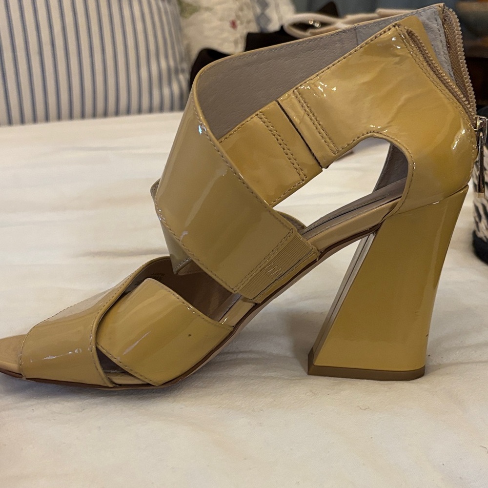 Chic Beige Women's Heels w/ sexy back zipper